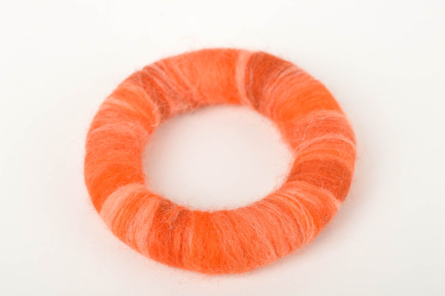 Bracelet fantaisie en laine Bijou fait main design orange Accessoire femme photo 2