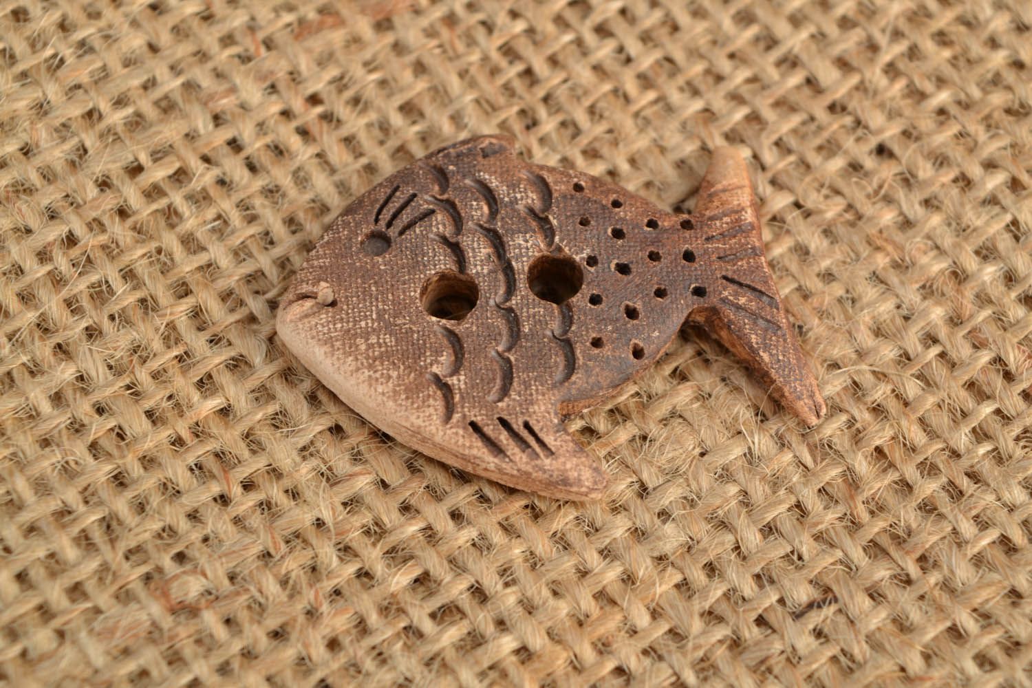 Botão de cerâmica em forma do peixe feito à mão  foto 1