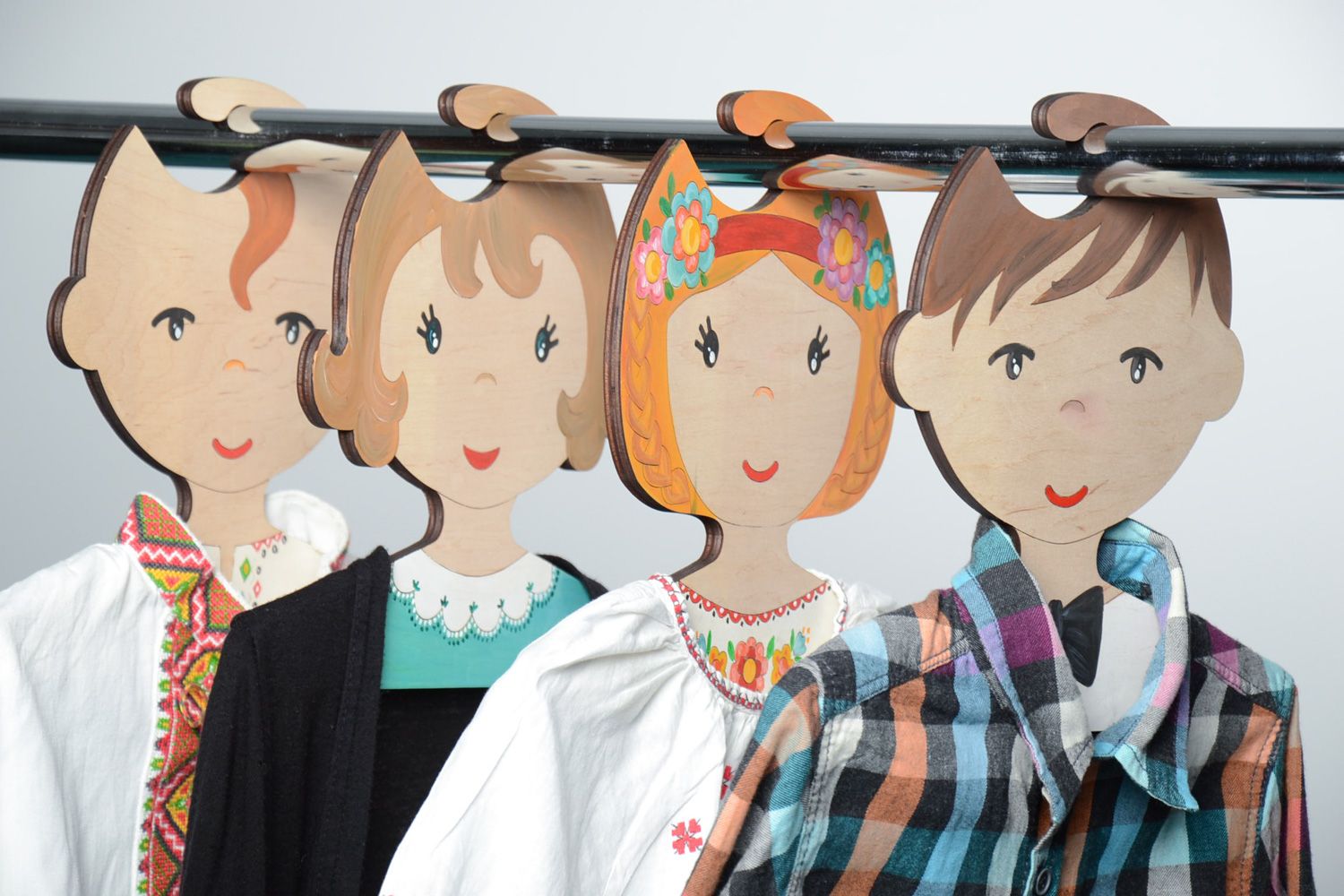 Set de perchas para ropa infantil de contrachapado pintada con acrílicos foto 1