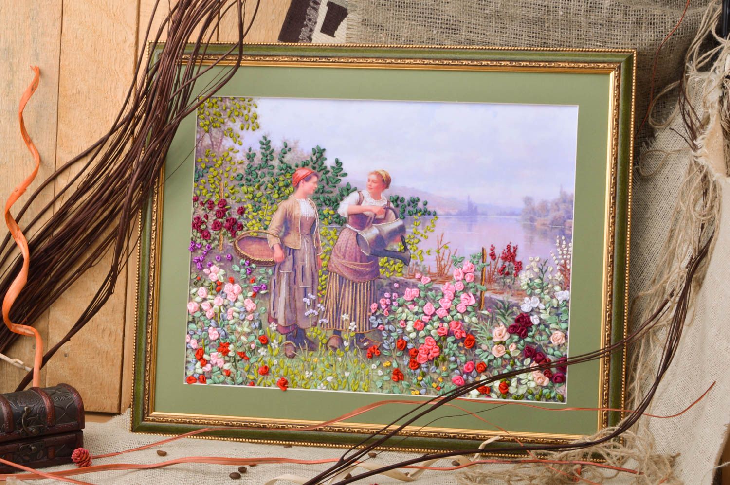 Originelles schönes handgemachtes Wandbild im Rahmen mit Atlasbändern für Dekor foto 1