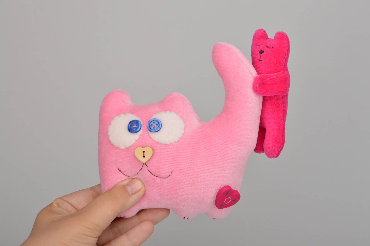 Chat en tissu fait main design de créateur jouet pour enfant décoration photo 3
