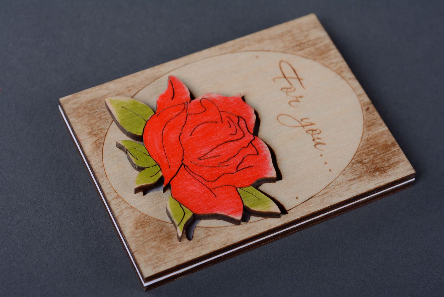 Belle carte de voeux en contreplaqué avec rose rouge originale faite main photo 1