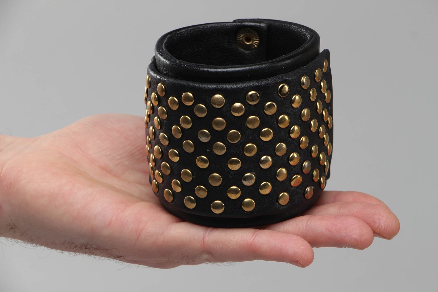Bracelet en cuir pour maroquinerie avec rivets métalliques photo 3