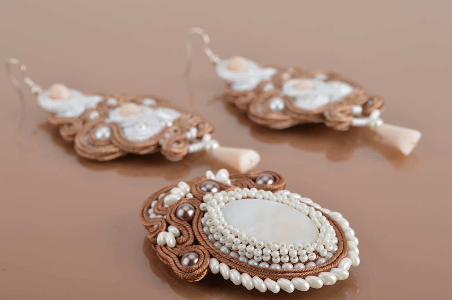 Handmade elegantes Soutache Schmuckset in Weiß und Braun Brosche und Ohrringe  foto 2