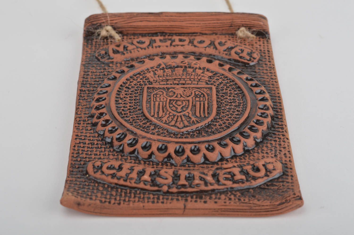 Керамическое панно прямоугольной формы с гербом на веревке ручная работа фото 2