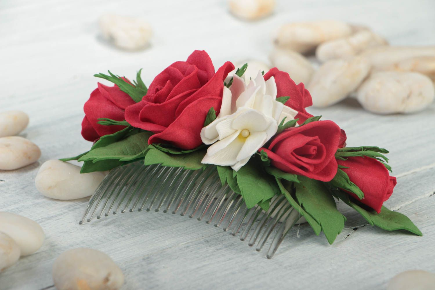 Handgemachter Haarkamm mit Blumen aus Foamiran in Rot und Weiß für Damen  foto 1