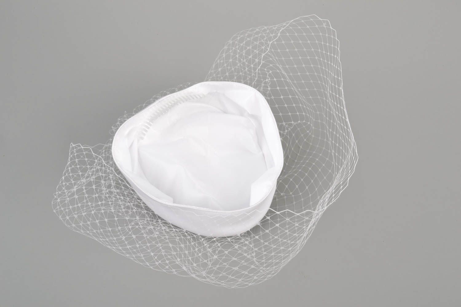 Elegantes Hochzeit Accessoire handmade Brauthut mit Schleier weißer Kopf Schmuck foto 4