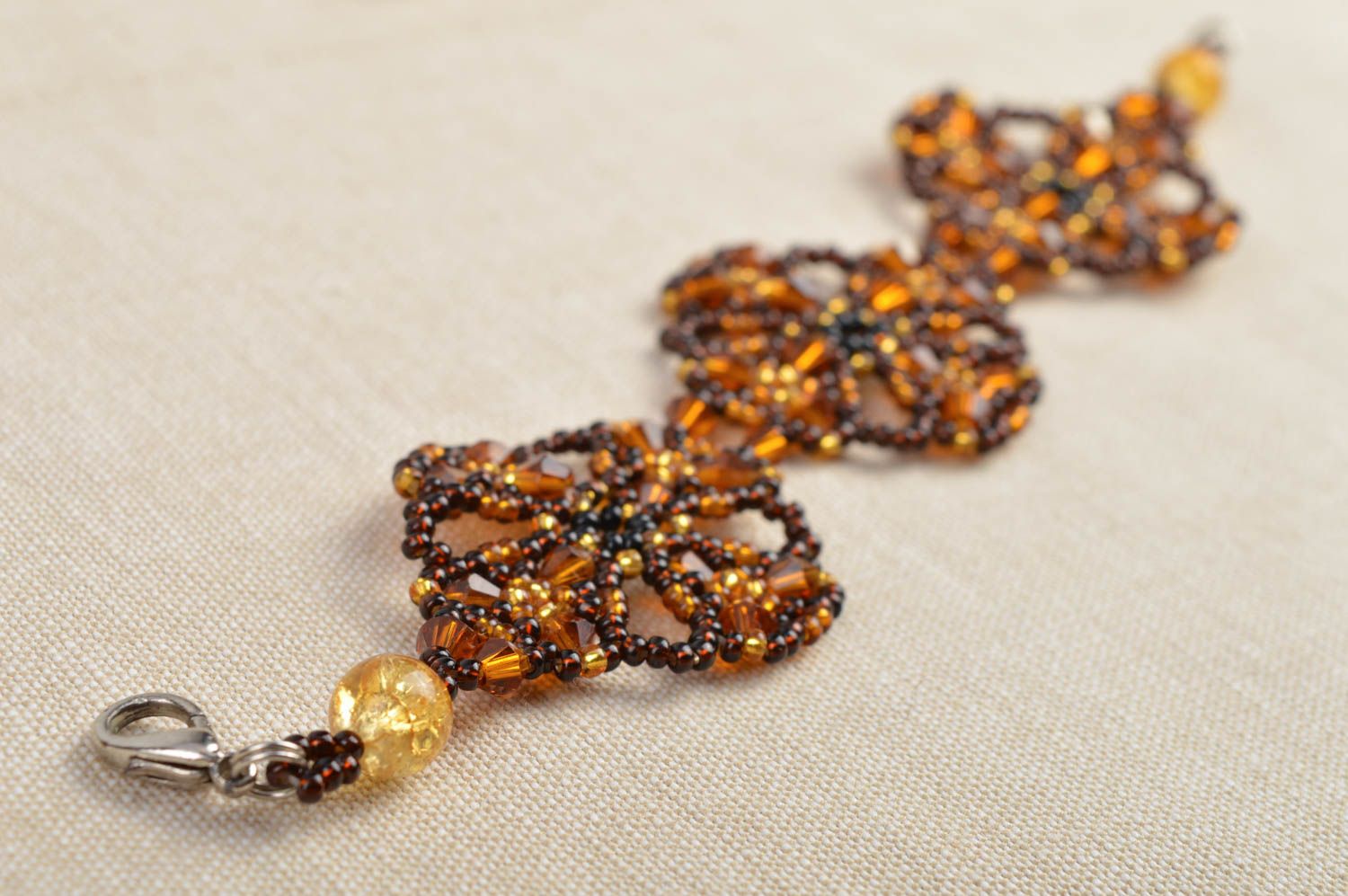 Авторский плетеный браслет из бисера и бусин ручной работы коричневый с желтым  фото 1
