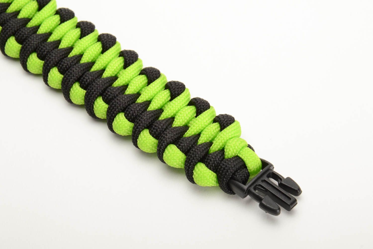 Large bracelet de survie tressé en corde américaine paracord vert fait main photo 2