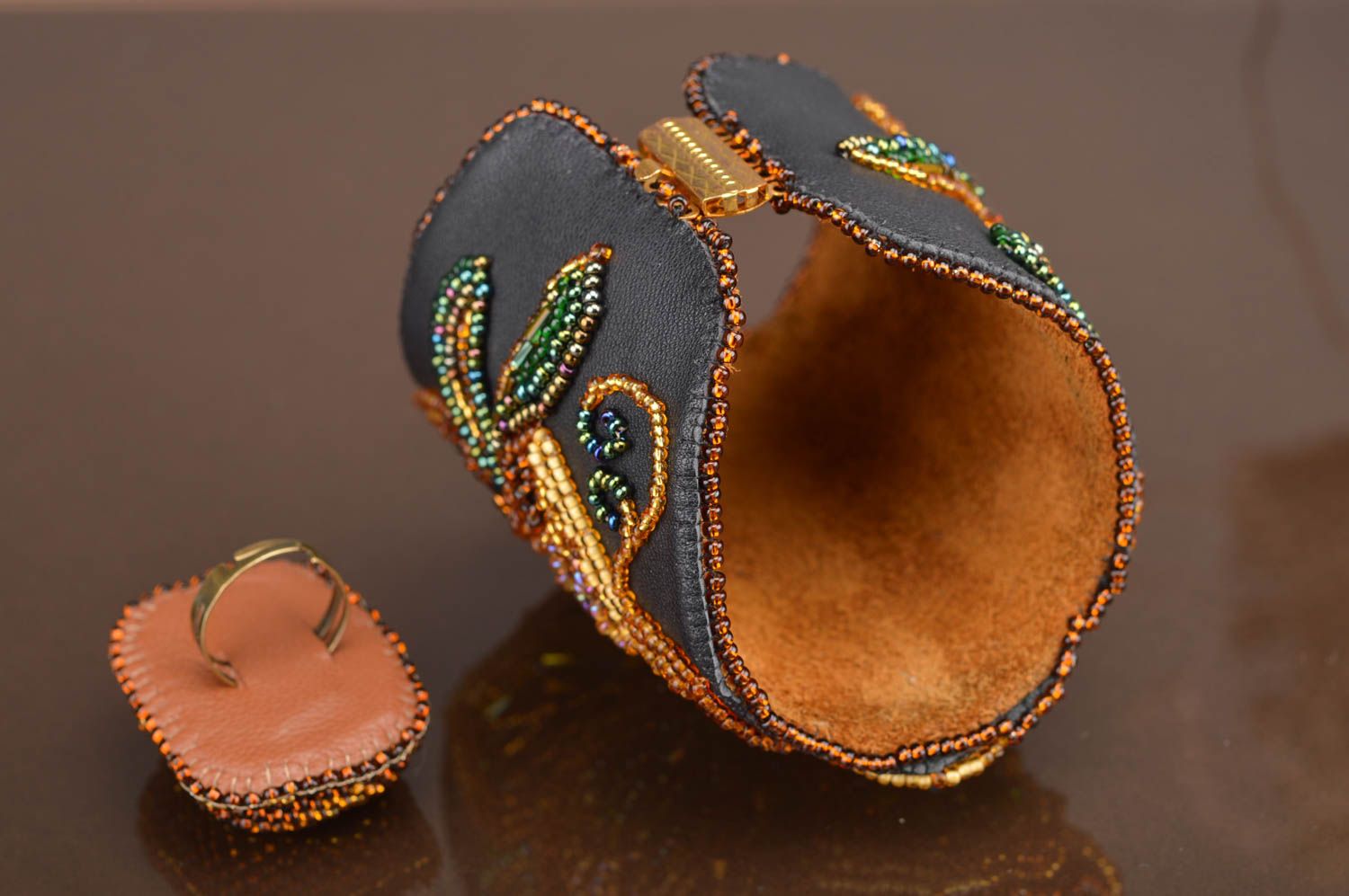 Ensemble de bijoux faits main bracelet et bague cuir et perles de rocaille photo 2