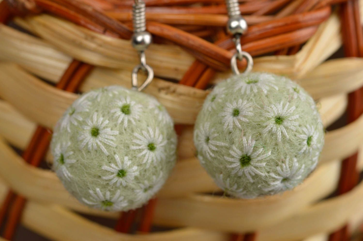 Boucles d'oreilles en laine feutrée faites main Boules vert clair à motif floral photo 1
