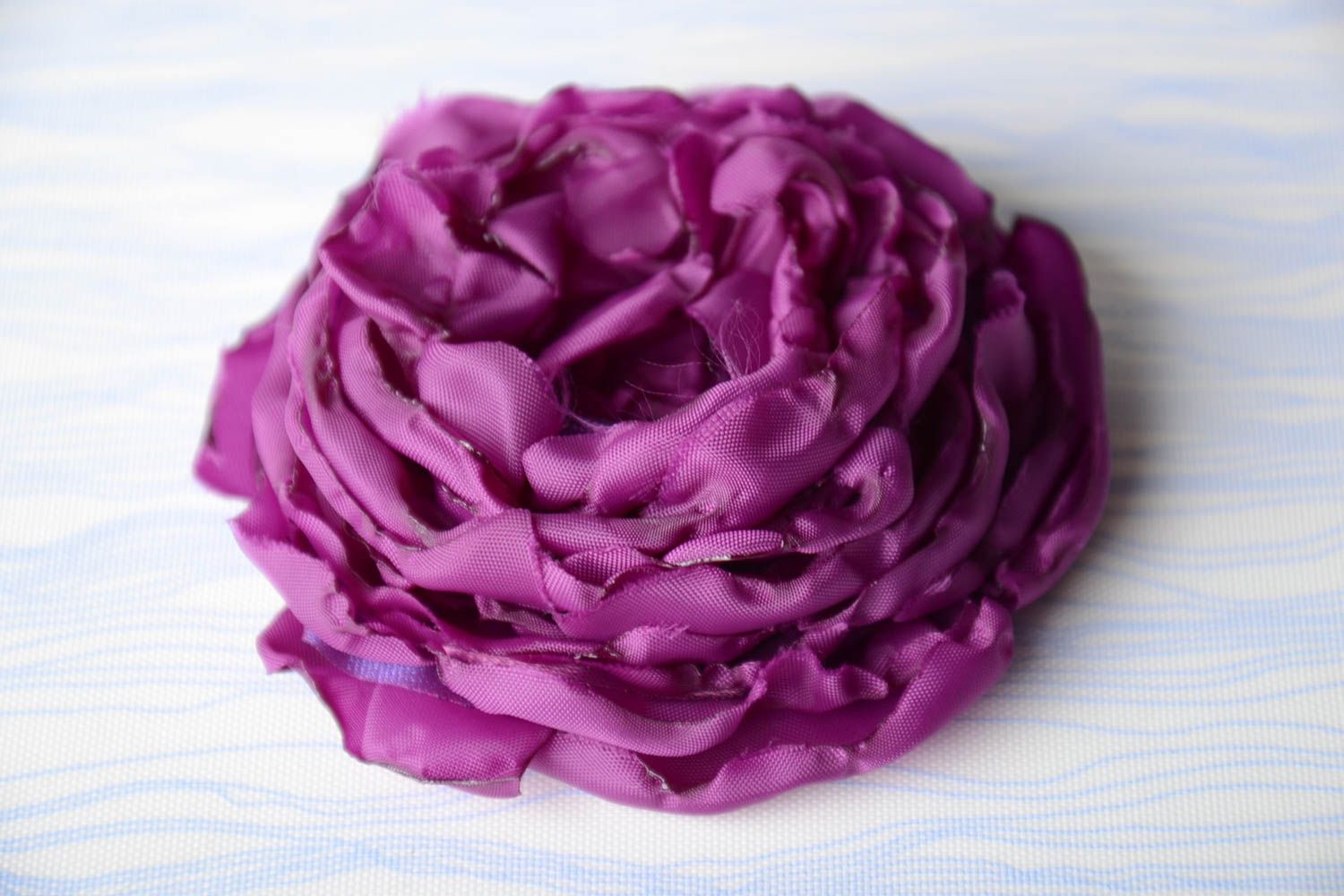 Broche fleur Bijou fantaisie fait main Accessoire femme violet en tissu photo 1