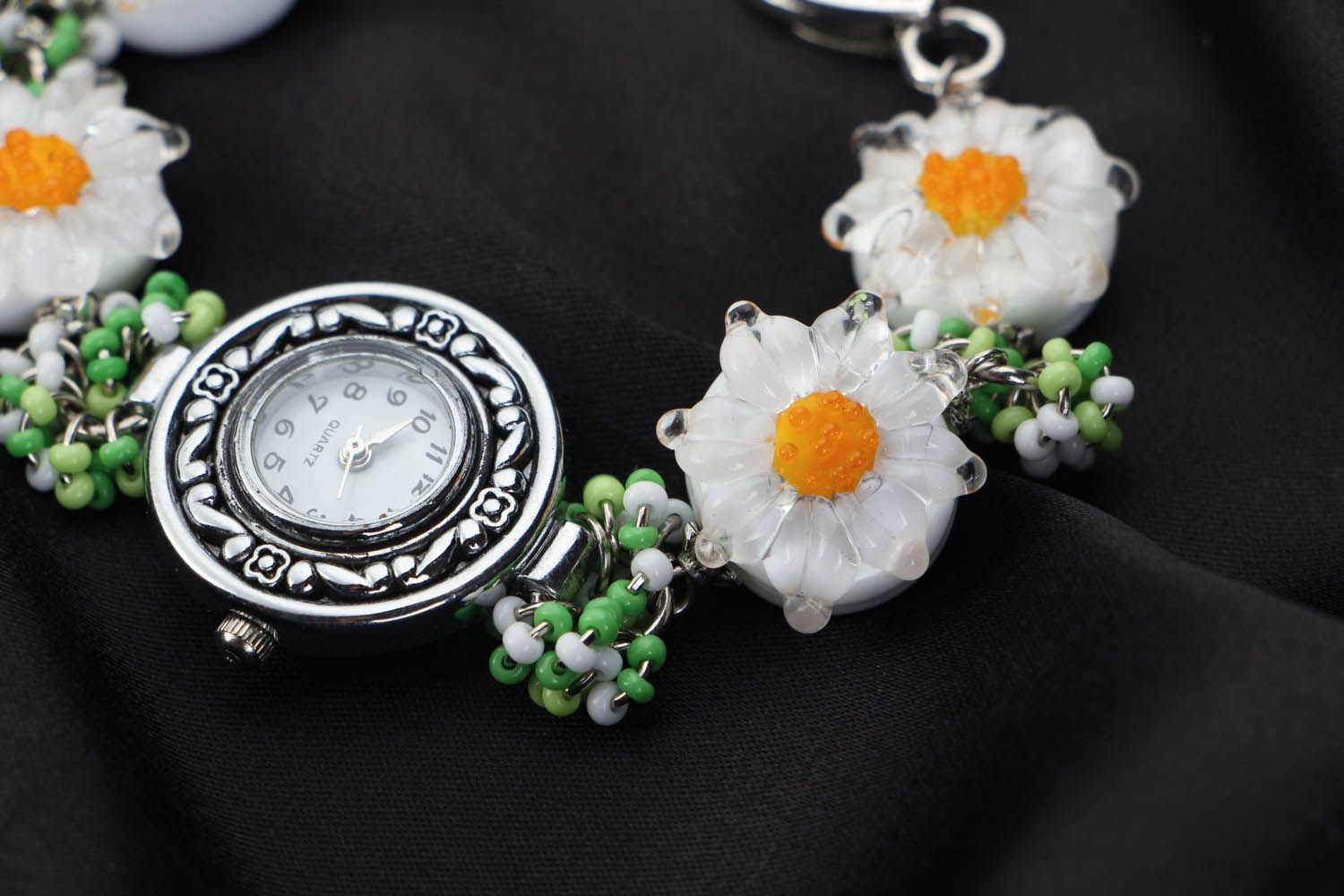 Künstlerische Damenarmbanduhr mit Blumen Kamillen foto 3