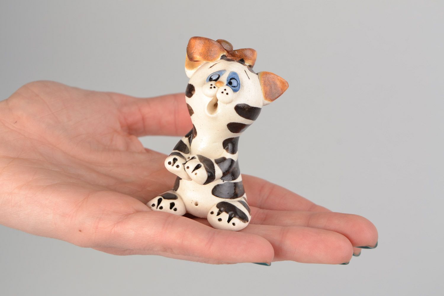 Künstlerische kleine keramische Figur Katze mit Schleife von Handarbeit foto 2