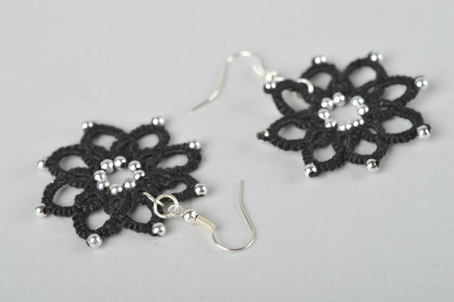 Boucles d'oreilles fait main Bijoux frivolité design fleur noire Cadeau femme photo 5