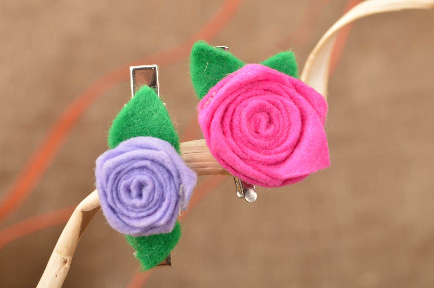 Barrettes à cheveux 2 pièces faites main en feutre avec fleurs rose et violette photo 1