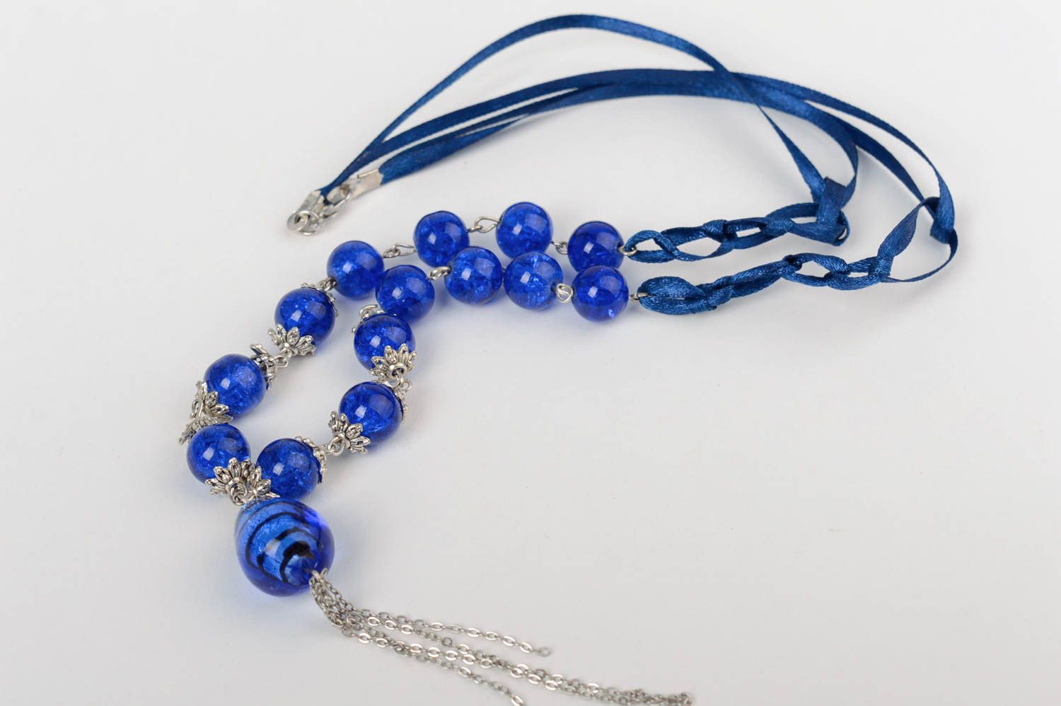 Lange handgemachte elegante blaue Halskette aus Glas mit Atlasband für Damen foto 3