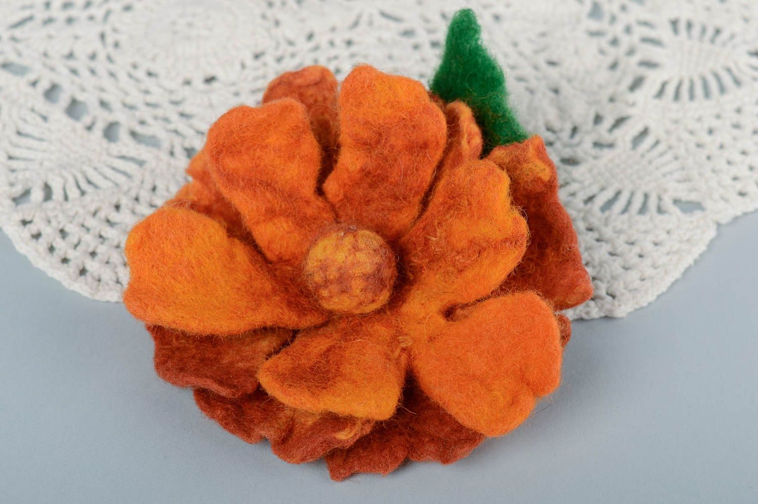 Blume Brosche Accessoire für Frauen handgemachter Schmuck aus Wolle orange foto 1