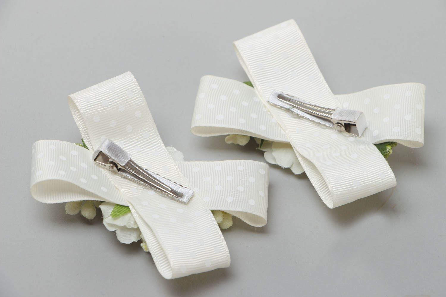 Weiße handgemachtes Haarklemmen Set mit Schleifen aus Ripsbändern 2 Stück für Mädchen foto 4
