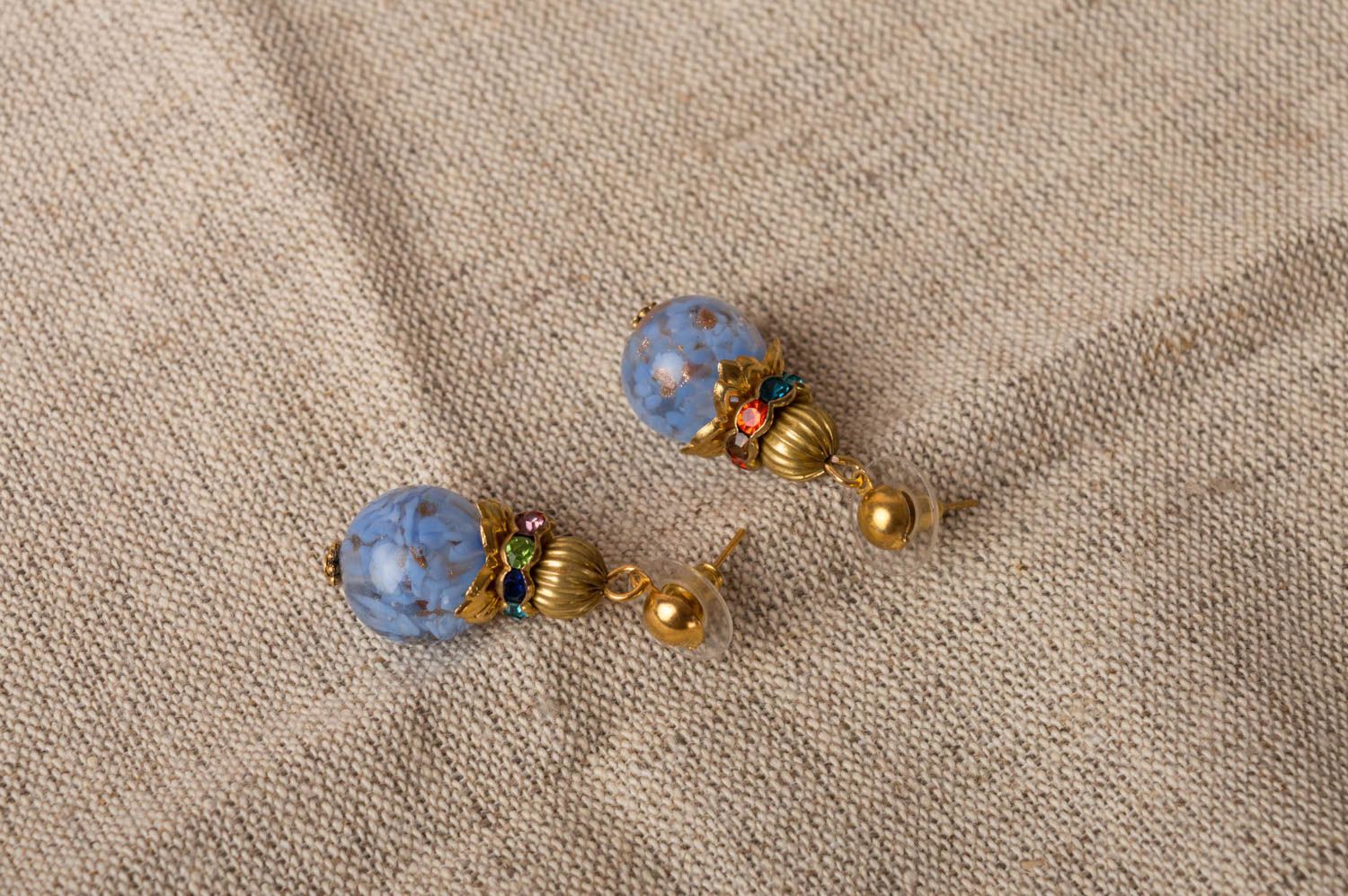 Kleine elegante blaue handgemachte Ohrringe mit Anhängern Glas und Messing foto 1