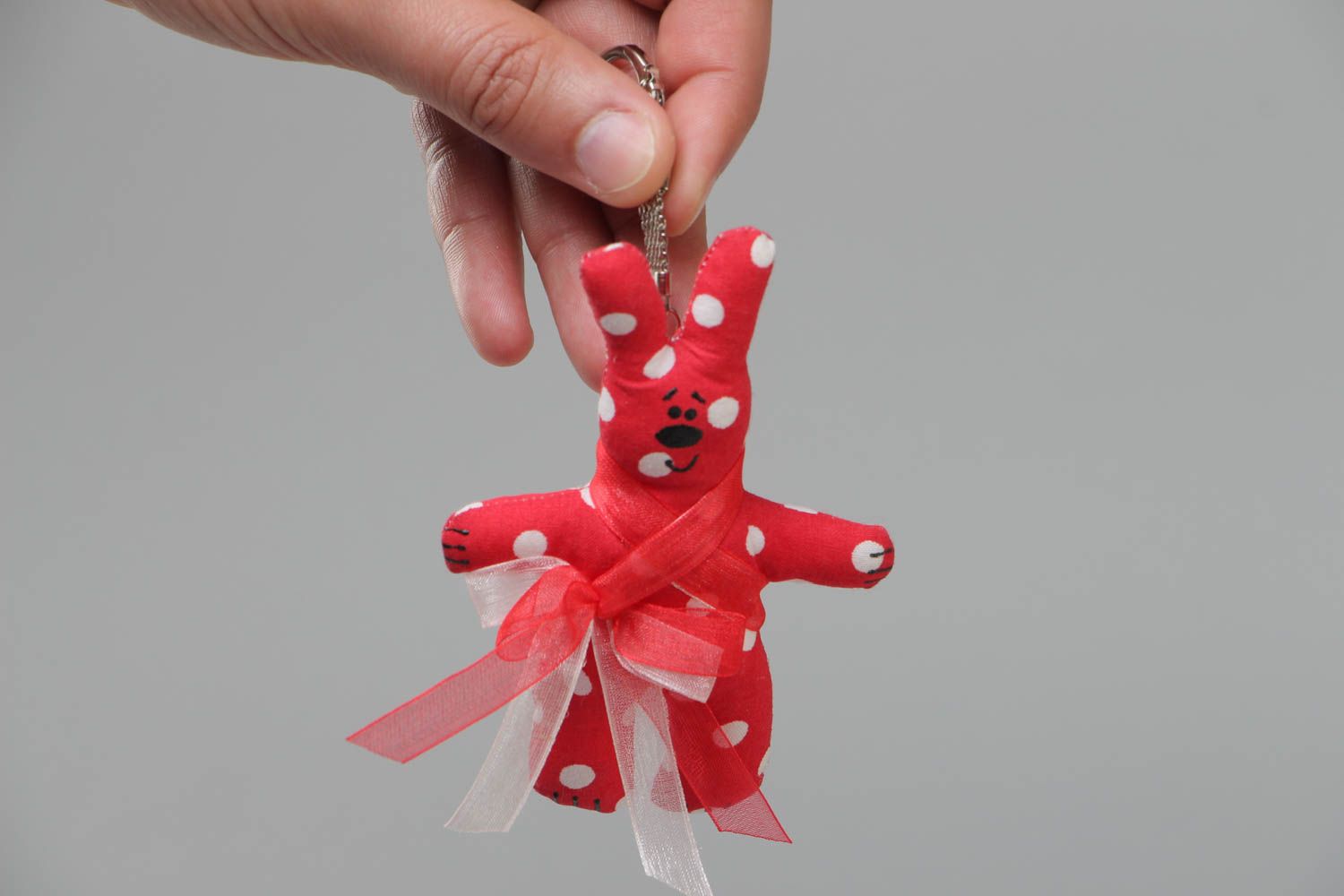 Брелок в виде зайца из х/б мягкая игрушка на ключи ручной работы красная в горох фото 5