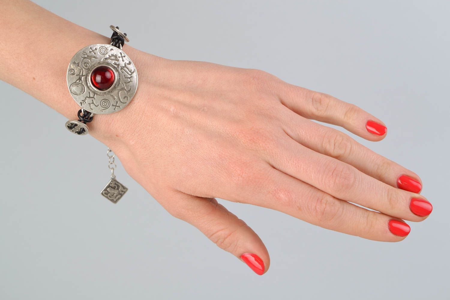 Bracelet en métal original avec cabochon rouge fait main Harmonie de vie photo 2