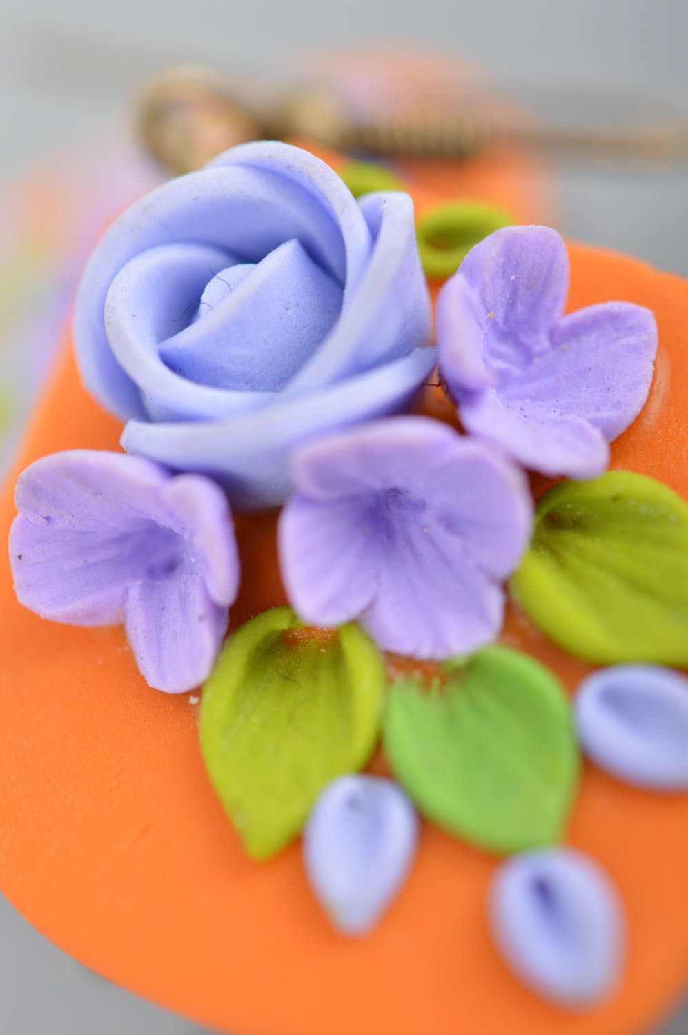 Boucles d'oreilles en pâte polymère orange avec fleurs bleues faites main photo 3