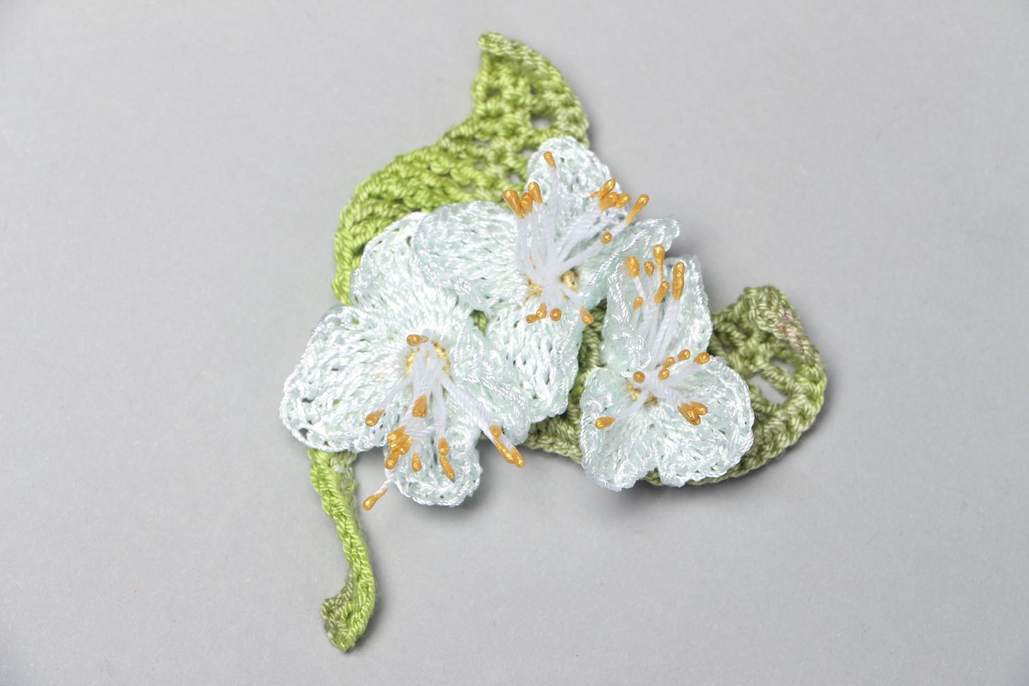 Weiße gehäkelte Brosche Blume foto 1