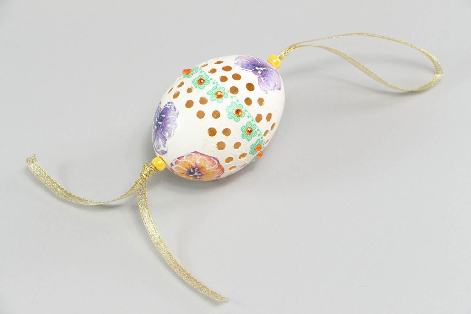 Pingente de Páscoa feito de casca de ovo decorado com um padrão na técnica de decoupage foto 1