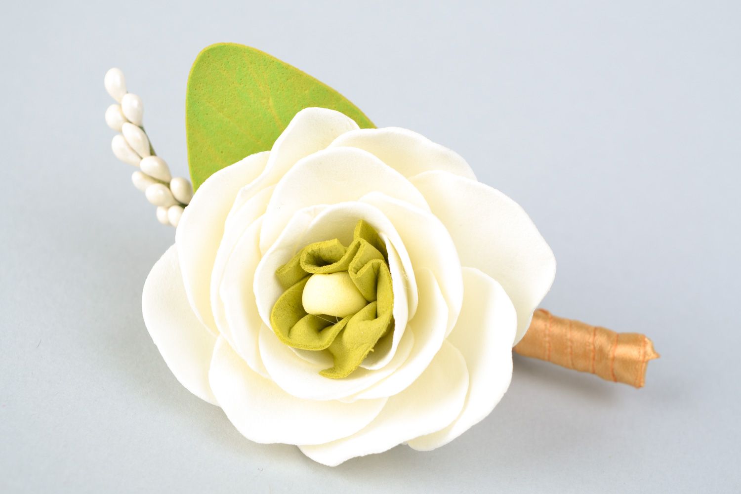 Belle boutonnière artisanale faite main avec fleur en foamiran renoncule photo 3