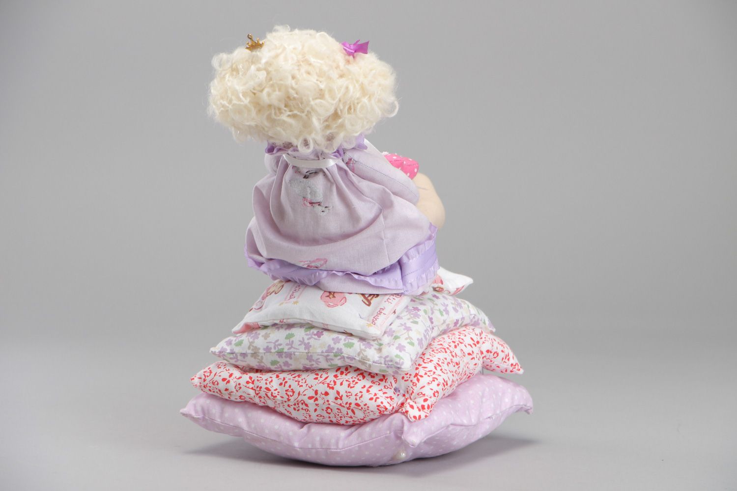 Belle poupée en tissu de coton faite main décor Princesse sur un petit pois photo 3