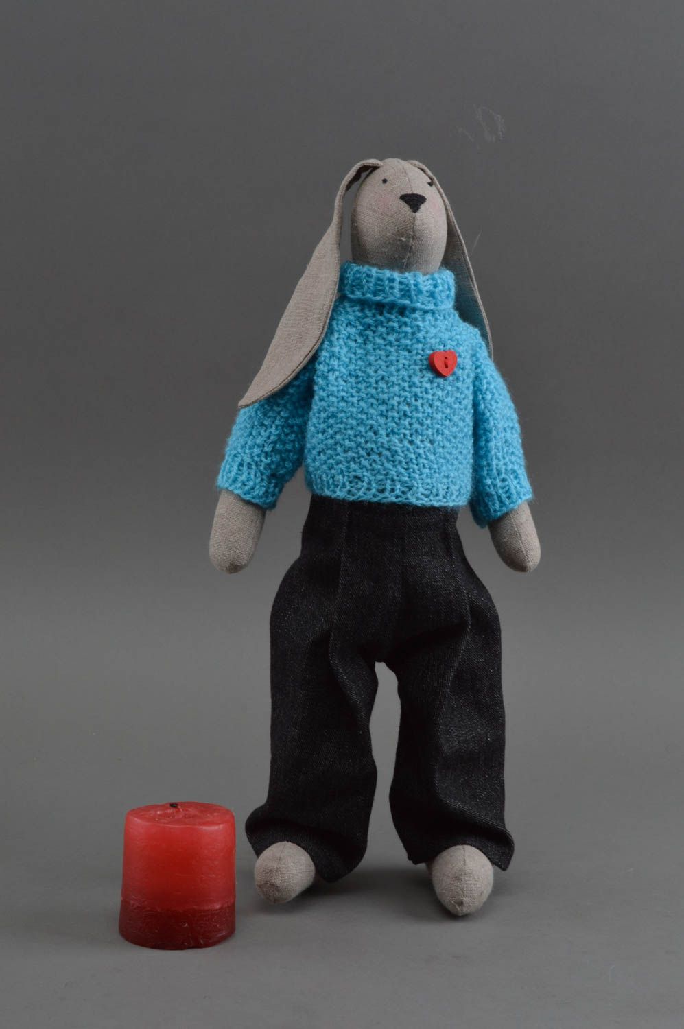 Оригинальная текстильная игрушка заяц в синем свитере для детей и декора фото 1