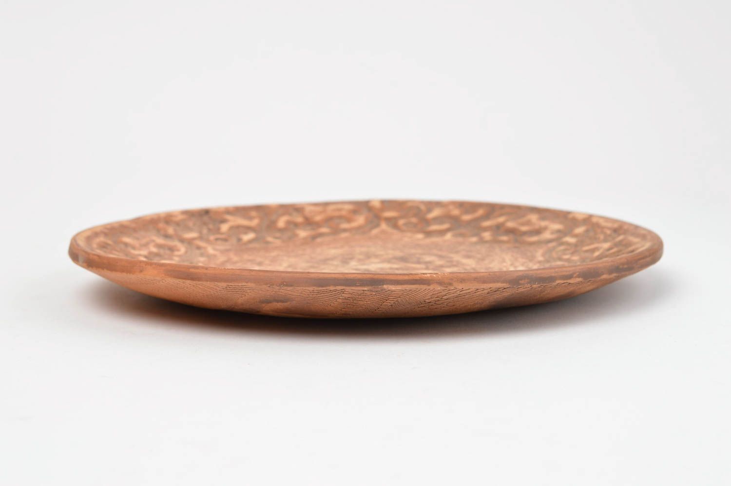 Средняя тарелка из красной глины ручной работы с узорами оригинальная авторская фото 3