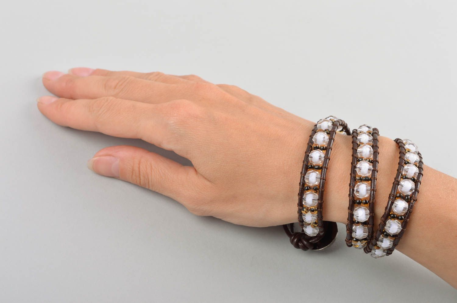 Bracelet perles rocaille blanc Bijou fait main Accessoire femme cuir design photo 5
