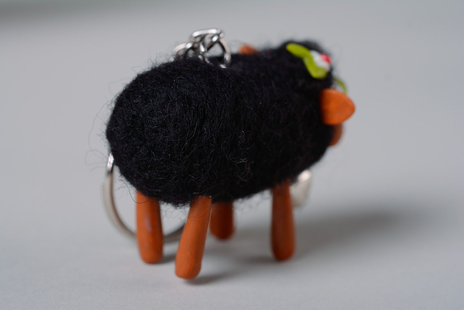 Breloque-jouet en laine feutrée et argile polymère faite main originale Mouton photo 3