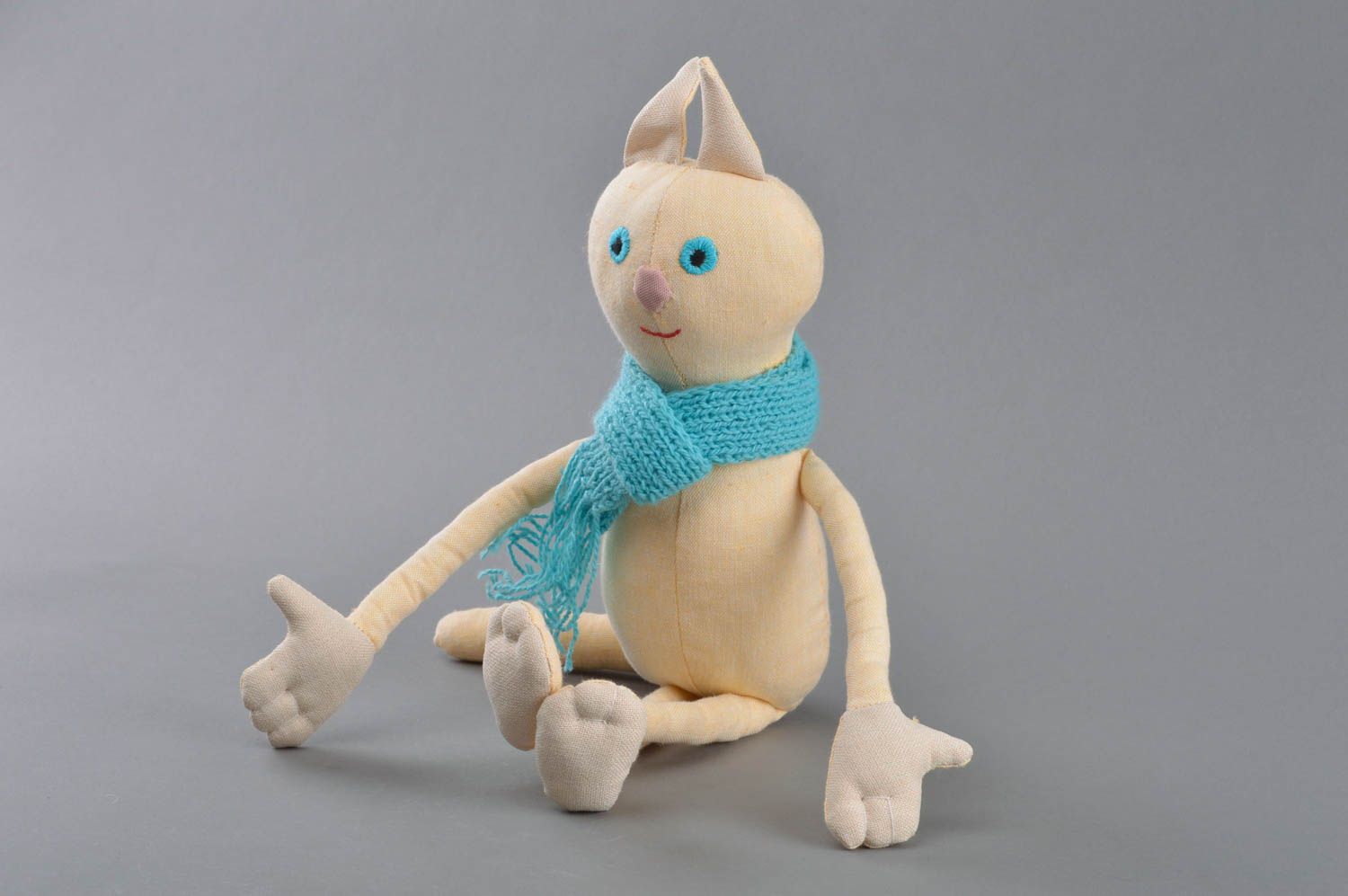 Peluche chat avec écharpe bleue en tissu de lin fait main original pour enfant photo 3