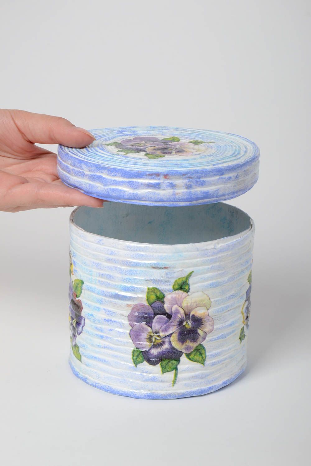 Boîte à bijoux ronde bleue faite main en tubes de papier serviettage avec fleurs photo 5