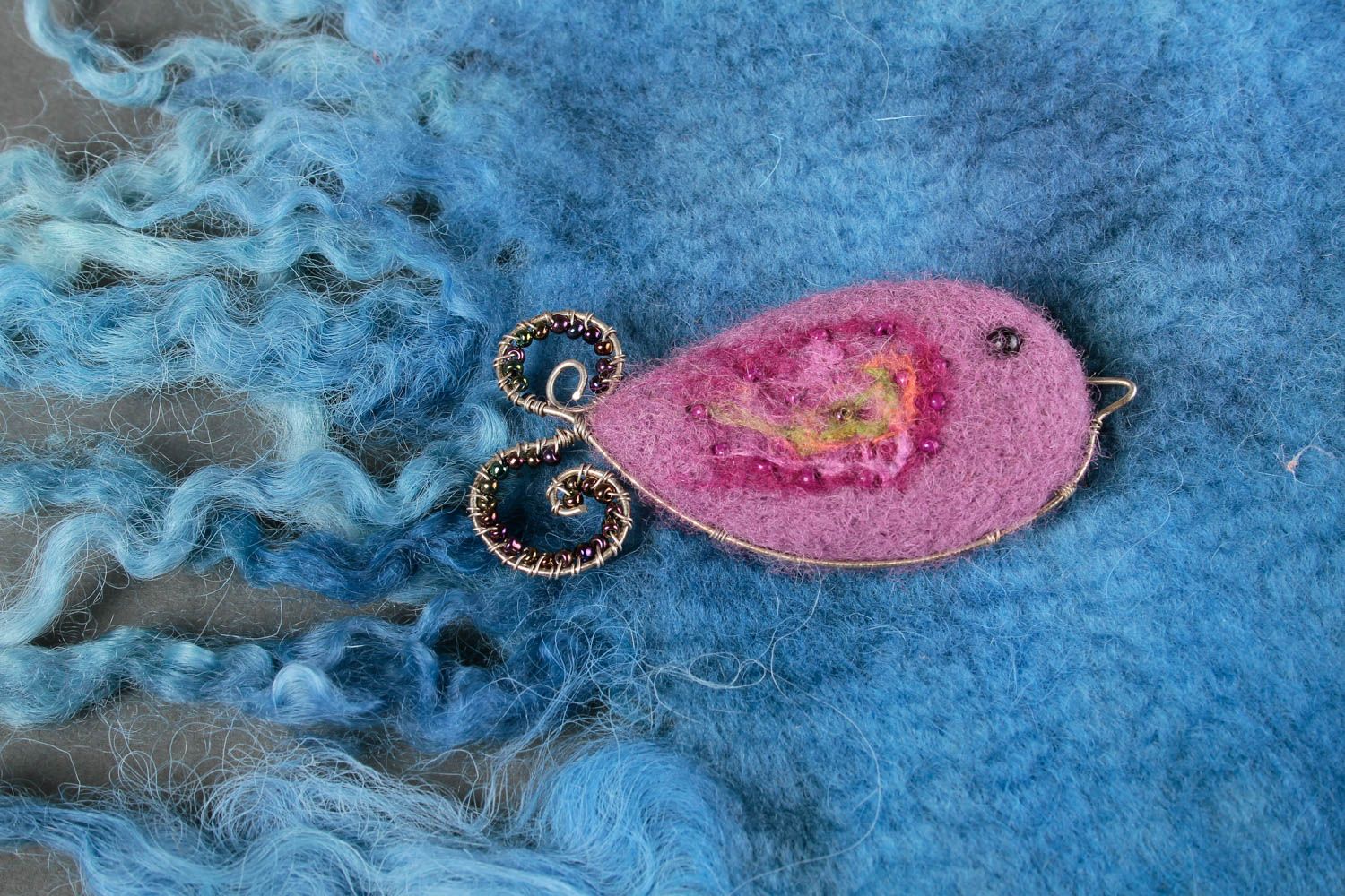 Broche de fieltro bisutería artesanal accesorio de moda pececito rosado foto 1