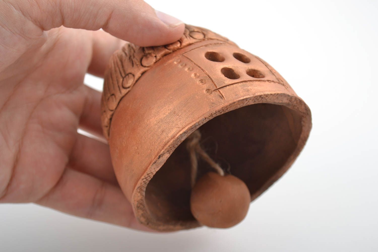Керамический колокольчик домик сувенир ручной работы фигурка из глины  фото 5