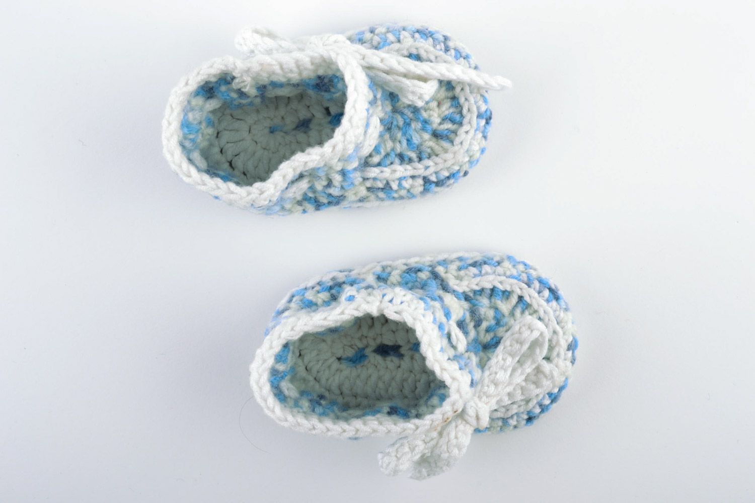 Schöne handmade gehäkelte Babyschuhe aus Wolle mit Schnüren blau weiß foto 2