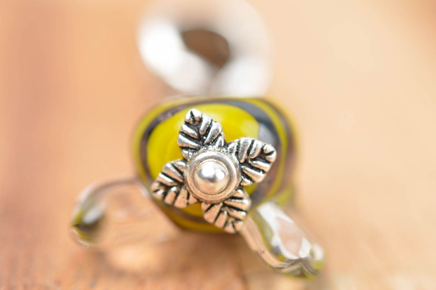 Кулон ручной работы украшения на шею стеклянный кулон лэмпворк Полосатая пчелка фото 4