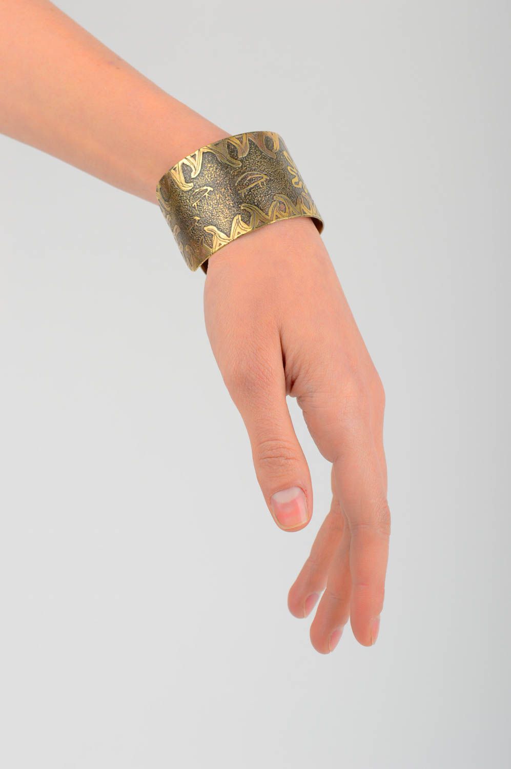 Браслет ручной работы авторское украшение модный широкий браслет из латуни фото 2