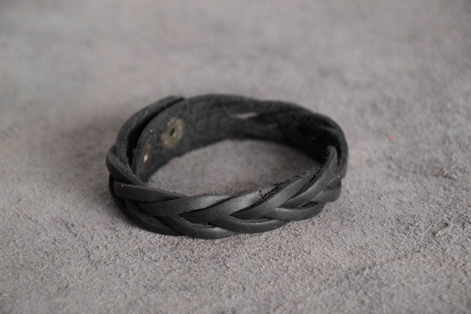 Черный плетеный браслет косичкой из натуральной кожи на кнопках ручной работы фото 1