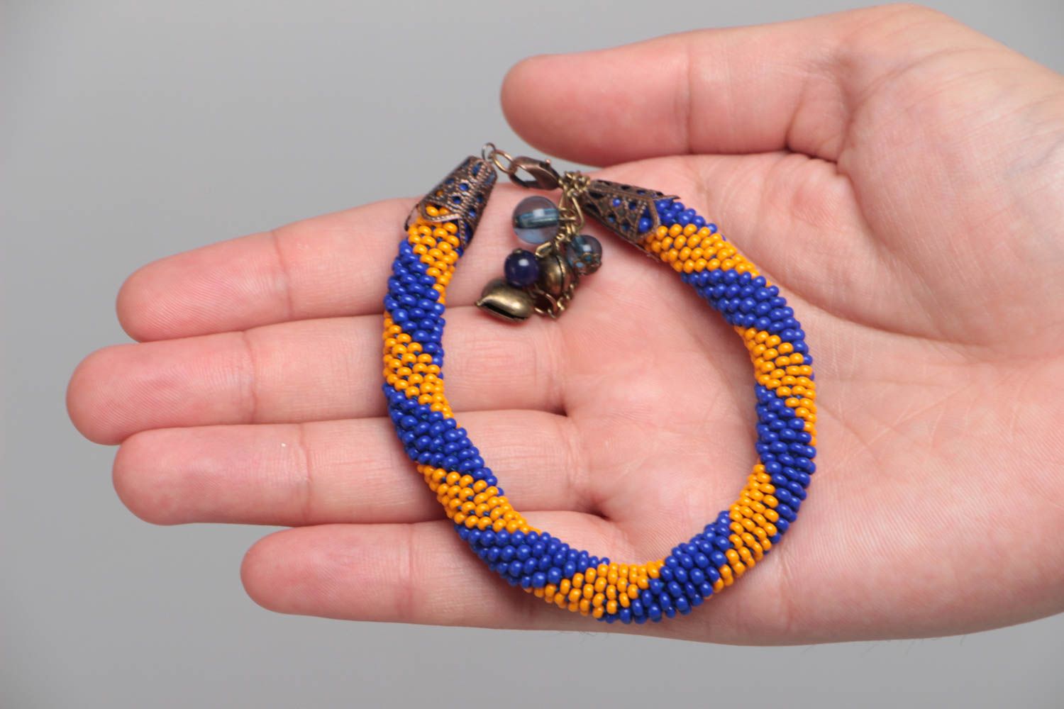 Браслет-жгут из бисера ручной работы сине-желтый полосатый с подвесками фото 5