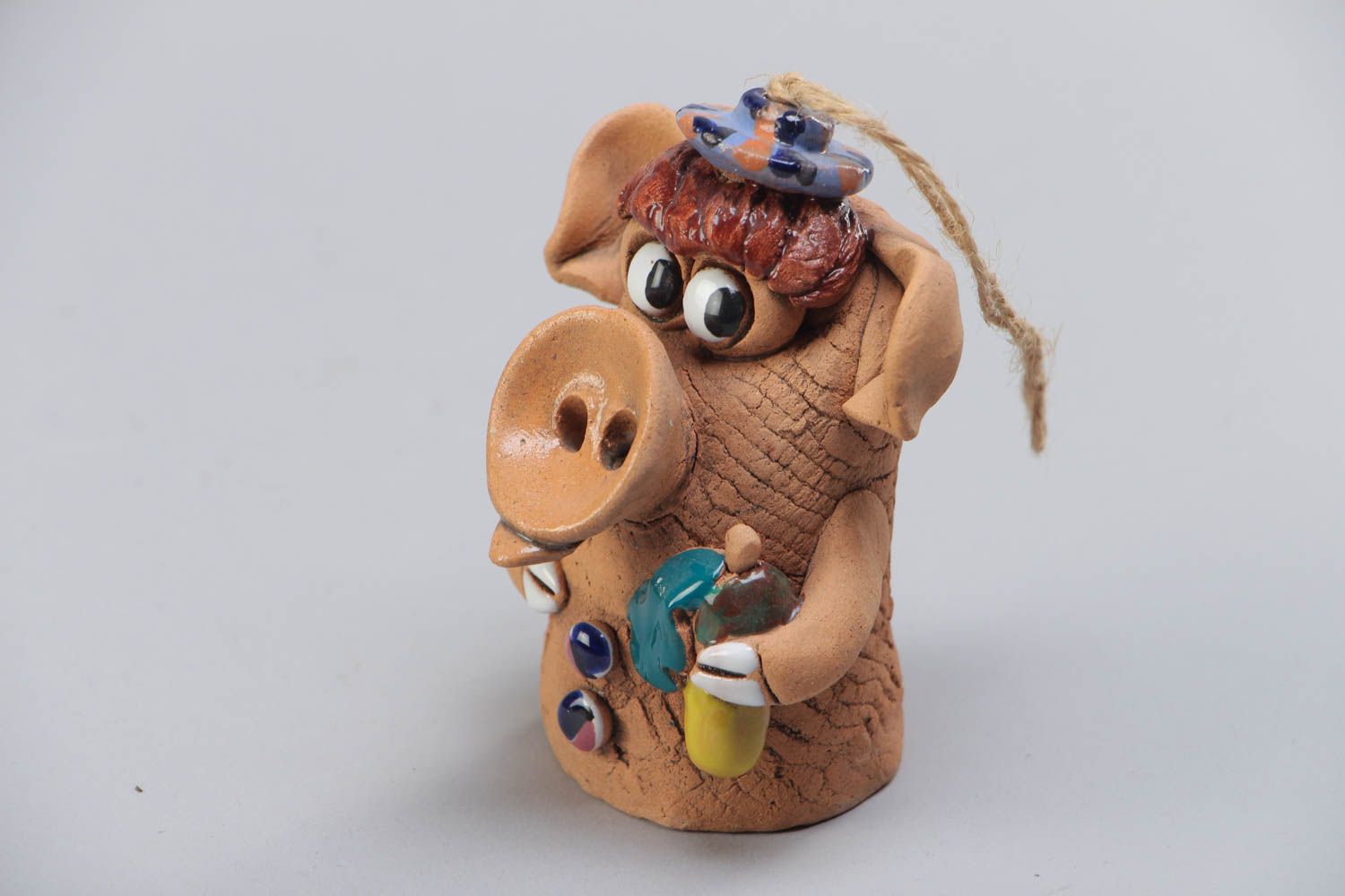 Глиняный колокольчик в виде свинки лепной ручной работы расписанный акрилом фото 2