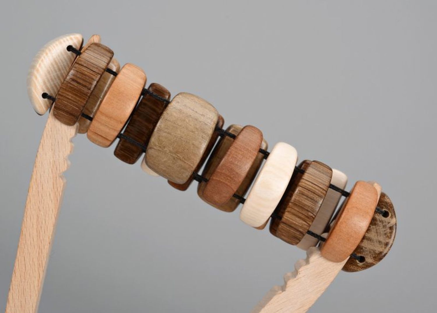 Braunes Armband aus Holz foto 4