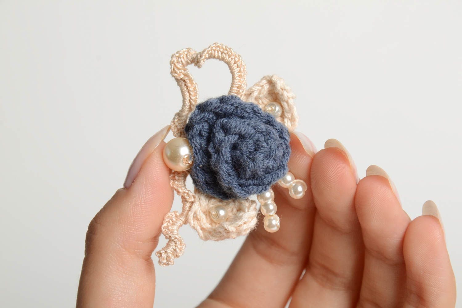Damen Brosche handgemachter Schmuck Accessoire für Frauen blaue Blume gehäkelt foto 2