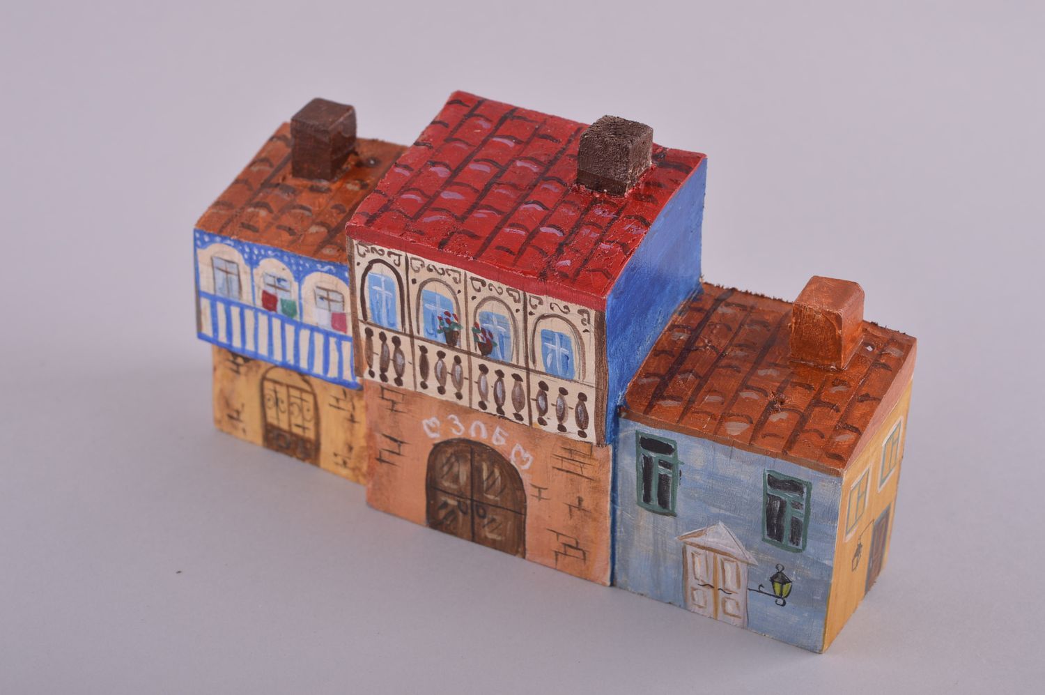 Figurine maison mini fait main Figurine bois peinte Déco intérieur originale photo 1