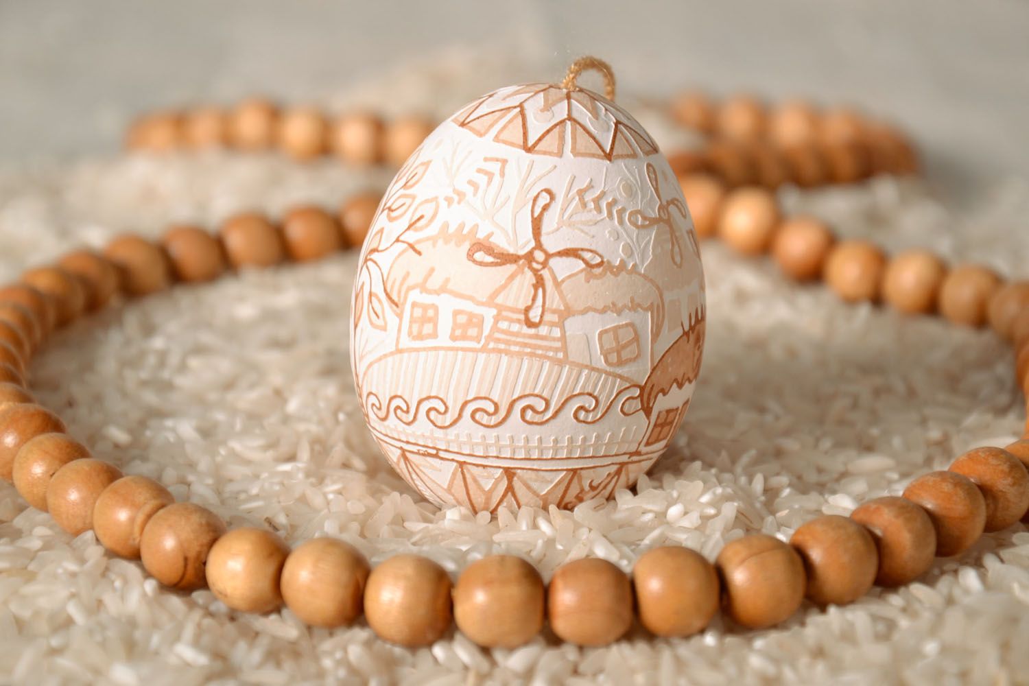 Œuf de Pâques décoratif fait main avec lacet photo 1