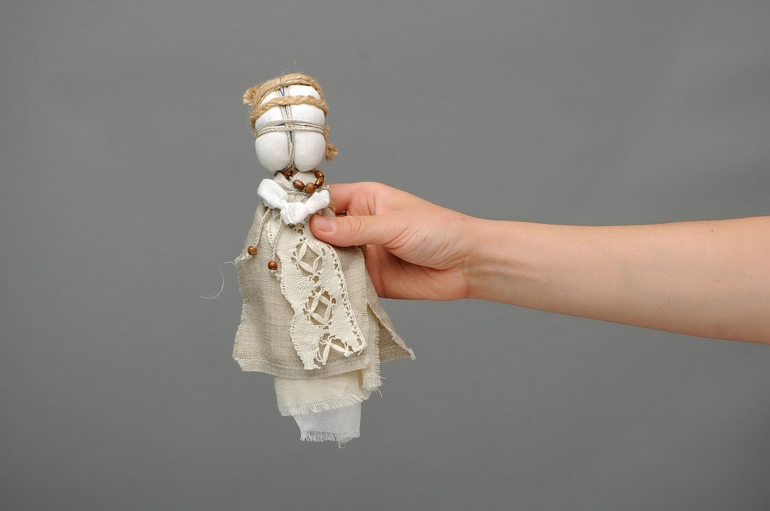 Bambola di stoffa fatta a mano amuleto talismano giocattolo etnico slavo
 foto 2